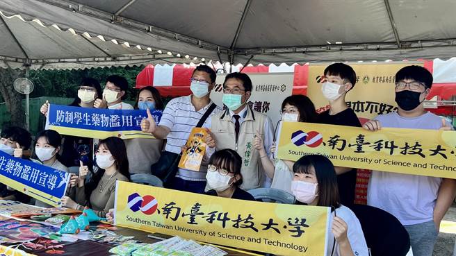 台南市长黄伟哲（第二排右四）说，对于募兵员额不足的部分，他觉得可以用其他方式，激发年轻人的热情比较重要。（张毓翎摄）