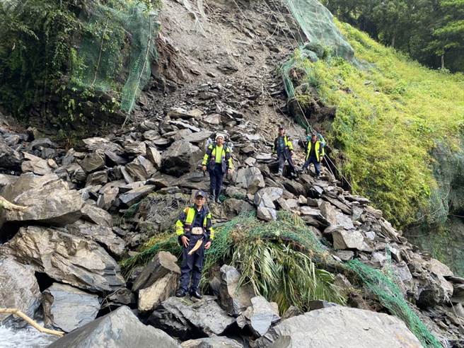 柯荣发一行人20日一早即从服务站出发，一路跋山涉水、险象环生。（宜兰县警察局提供／吴佩蓉宜兰传真）