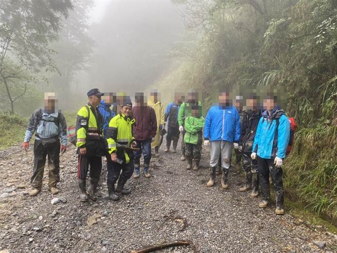 宜警局三星分局员警上午9时40分，于100线林道5K处与13名师生会合，一行人撤离。（宜兰县警察局提供／吴佩蓉宜兰传真）