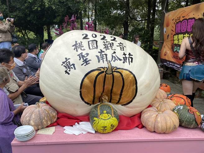 今年观音万圣南瓜节结合8间农场，各农场将在活动期间化身南瓜村，设置可爱万圣风格装置艺术，提供游客丰富打卡意象（蔡明亘摄）