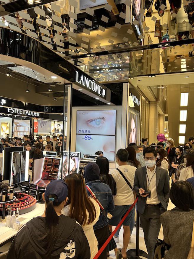 新光三越信义新天地1楼今（20日）LANCOME排队人潮。（吴奕萱摄）