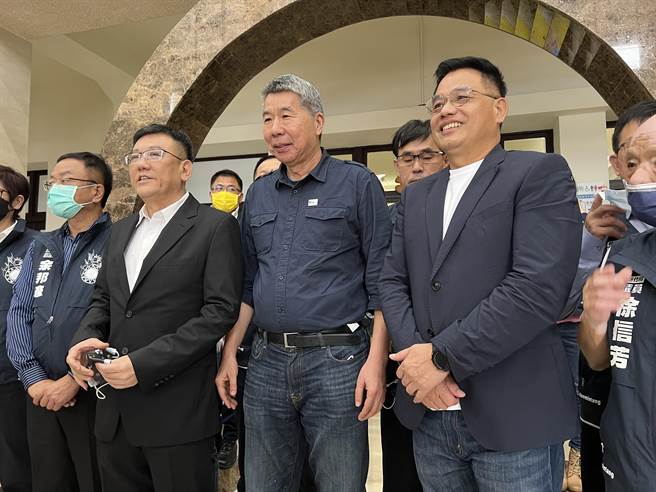 張亞中說，現在是棒球賽第9局，接下來是林耕仁逆轉勝關鍵，強調接下來3大工作重點是固本、除弊和興利，也呼籲正藍軍團結取得最後勝利。（王惠慧攝）