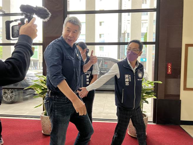 孫文學校校長張亞中20日到新竹市議會，與國民黨團閉門討論選情。（王惠慧攝）