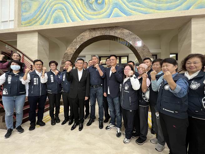 張亞中呼籲正藍軍打電話給新竹縣、市好友，支持林耕仁還有在地的國民黨籍議員參選人。（王惠慧攝）