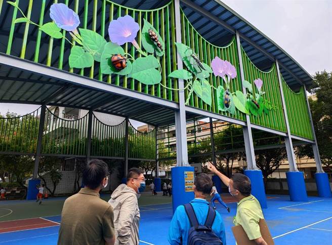 大甲国小跑道整修后，对于孩子运动习惯的养成、体育课的训练等，都有很大的助益。（陈世宗摄）