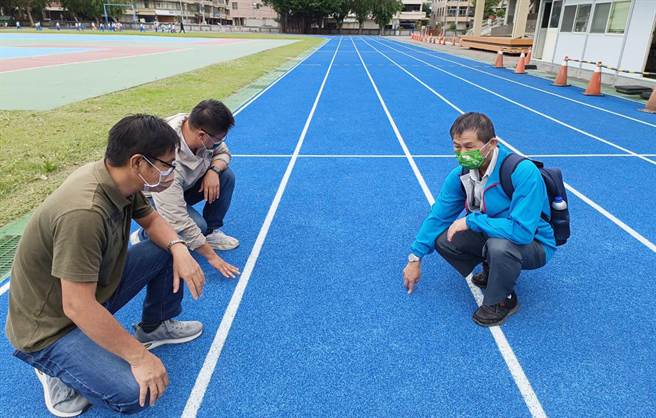 半户外球场工程完成后，厂商与在地艺术家合作，在建物上妆点不锈钢昆虫与牵牛，为冰冷钢构的建物增添生态教育的意义。（陈世宗摄）