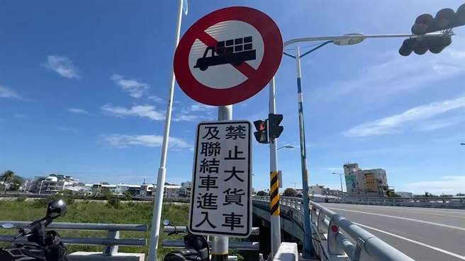 台东市太平溪右岸水防道路试办1年禁行大货车以上车辆，且规定时速限制30公里以下，居民认为规定形同虚设。（蔡旻妤摄）