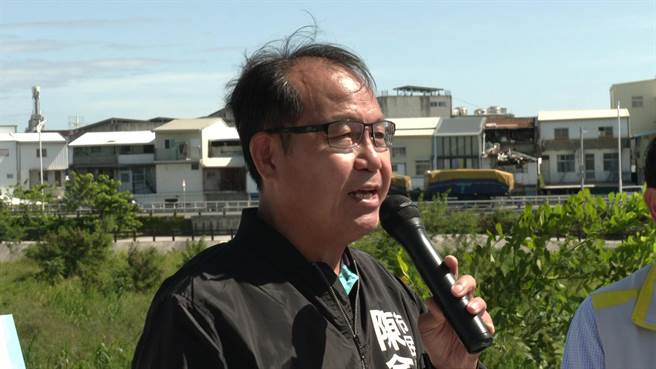 台东市民代表陈金溪说，一早就有民眾向他投诉看到大货车进出道路。（蔡旻妤摄）