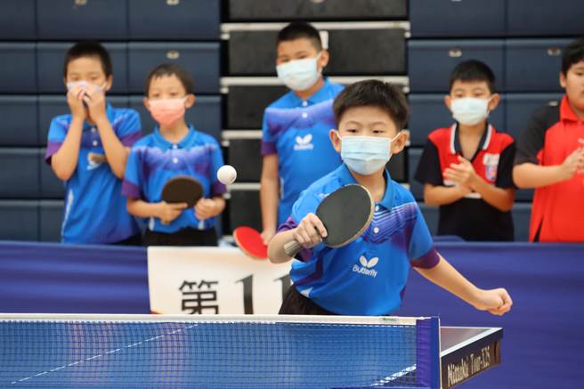 2022嘉义县议长杯桌球锦标赛今在嘉义县立体育馆精彩开打，连续4天赛事，吸引180队、1500人参加。（吕妍庭摄）