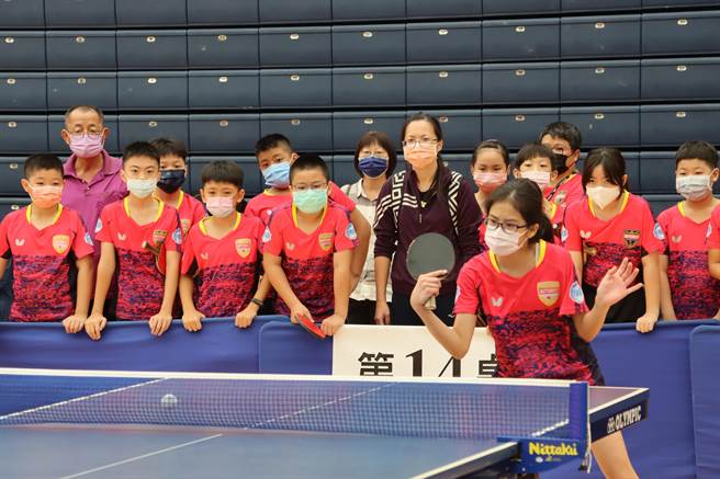 2022嘉义县议长杯桌球锦标赛今在嘉义县立体育馆精彩开打，参赛队伍紧张看着下场打球的队员。（吕妍庭摄）