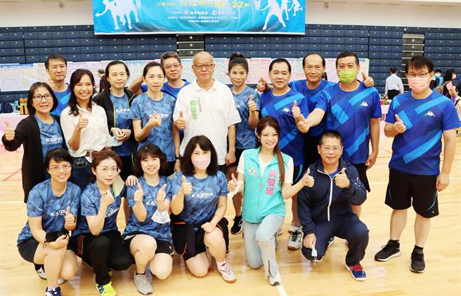 嘉义县议长张明达为嘉义县议会出赛选手加油打气。（吕妍庭摄）