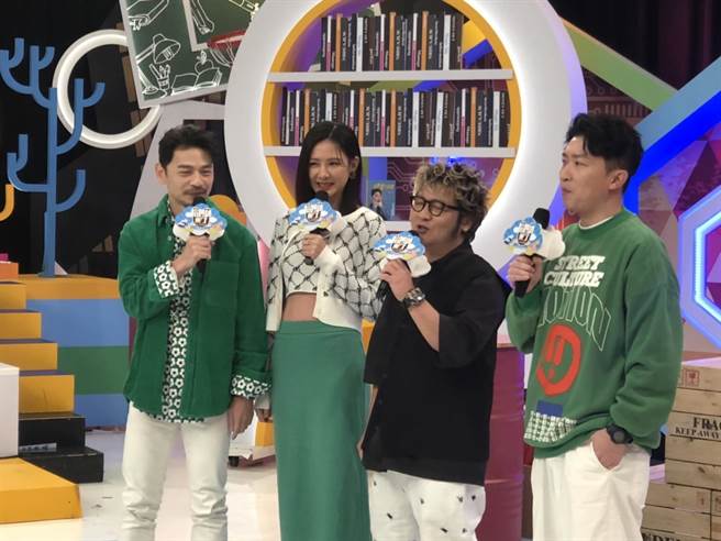 纳豆（右二）今天现身中天《同学来了》2周年记者会，令好友安心亚、阿Ken以及张立东开心不已。（郑宜熏摄）