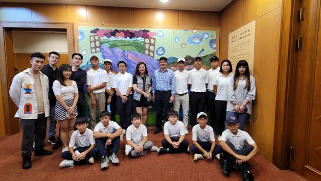 长期支持高球年轻选手的陈启川先生文教基金会董事长陈建甫（后排右四）与带领青年艺术家成立「青艺力」品牌的新愿艺术执行长王家荺（后排右五），带领青年艺术家及高球年轻选手们在高雄球场300号艺术创作前合影。（柯宗纬翻摄）