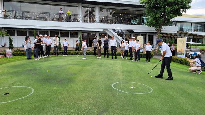 青年艺术家与高球年轻选手在高雄球场小果岭，进行高尔夫球及画作创作游戏竞赛，人员混合分成二队，每个人先将高尔夫球推进果岭后到前方画纸上进行10秒即时创作，让大家藉由趣味竞赛增进交流。（柯宗纬翻摄）