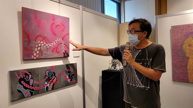《与球同行‧艺湛登峯》艺术家联展策展人陈建大明老师，向与会贵宾们介绍及解说青年艺术家的作品。（柯宗纬翻摄）
