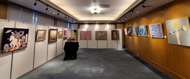 台湾首次有PGA公开赛与艺术跨界演绎的《与球同行‧艺湛登峯》艺术家联展，从10月09日~11月06日在高雄球场二楼举行。（柯宗纬翻摄）