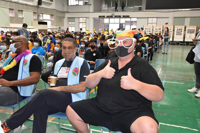 苗栗县政府举办英文互动学习闯关活动，由外籍老师扮演关主。（谢明俊摄）