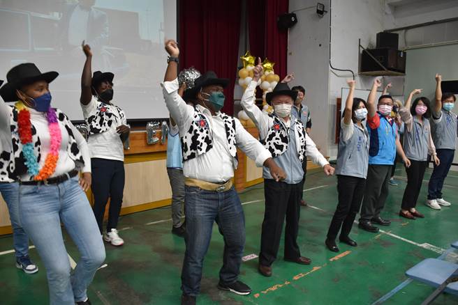 苗栗县政府举办英文互动学习闯关活动，苗栗县长徐耀昌跟着外师们扮牛仔跳动唱。（谢明俊摄）