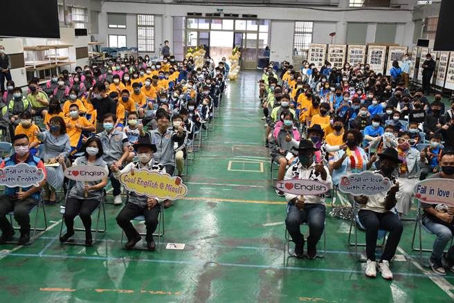 苗栗县政府举办英文互动学习闯关活动，苗栗县长徐耀昌主持启动。（谢明俊摄）