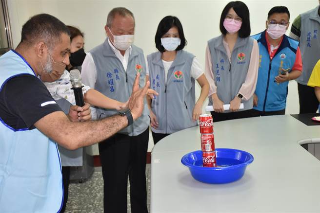 苗栗县政府举办英文互动学习闯关活动，由外籍老师扮演关主，苗栗县长徐耀昌看得乐开怀。（谢明俊摄）