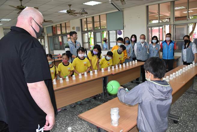 苗栗县政府举办英文互动学习闯关活动，由外籍老师扮演关主，苗栗县长徐耀昌看得乐开怀。（谢明俊摄）