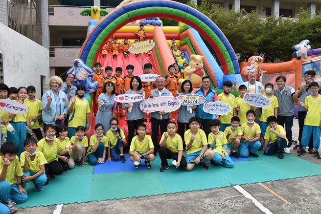 苗栗县政府举办英文互动学习闯关活动，苗栗县长徐耀昌与全体参与师生合影。（谢明俊摄）