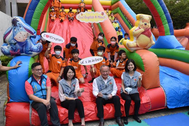 苗栗县政府举办英文互动学习闯关活动，苗栗县长徐耀昌主持启动。（谢明俊摄）