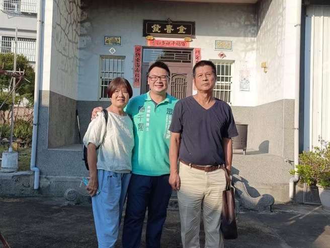 图为简千翔(中)与他的父母。(图取自简千翔脸书)