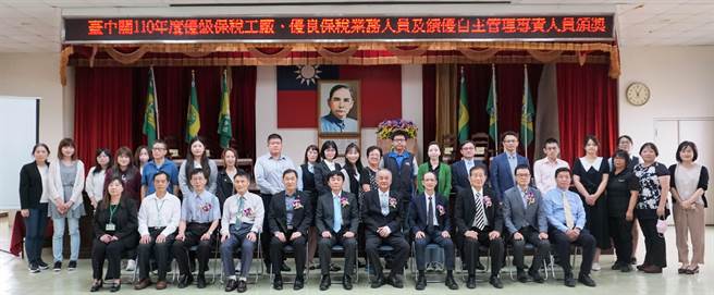 财政部关务署台中关20日表扬110年度，优级保税工厂、优良保税业务人员及111年度绩优自主管理专责人员，由关务长陈木生主持颁奖典礼。（台中关提供）