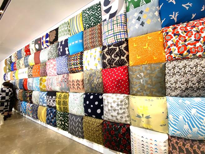 皆川明将歷年来的经典设计花纹摆放至白墙上，墙面顿时充满生趣与设计感，连高雄副市长史哲看到都为之一亮。（杨舒婷摄）