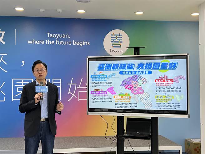 国民党桃园市长参选人张善政20日端牛肉推出「亚洲新硅谷」计画。(蔡依珍摄)