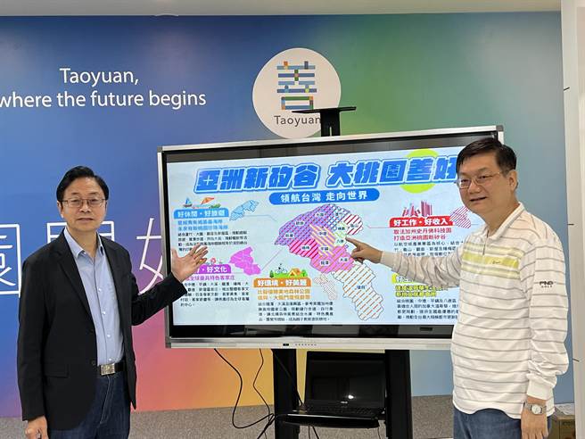 张善政在前行政院副院长杜紫军陪同下，端牛肉推出「亚洲新硅谷」计画。(蔡依珍摄)