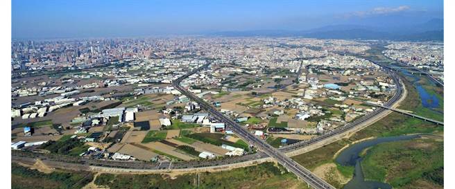 随着产业蓬勃发展，各类大小工厂数量迅速成长，因产业用地不足等问题，部分农业用地被非法占用设立厂房，台中市政府因此规划「大里夏田产业园区」。（翻摄自大里夏田产业园区／林良齐台北传真）