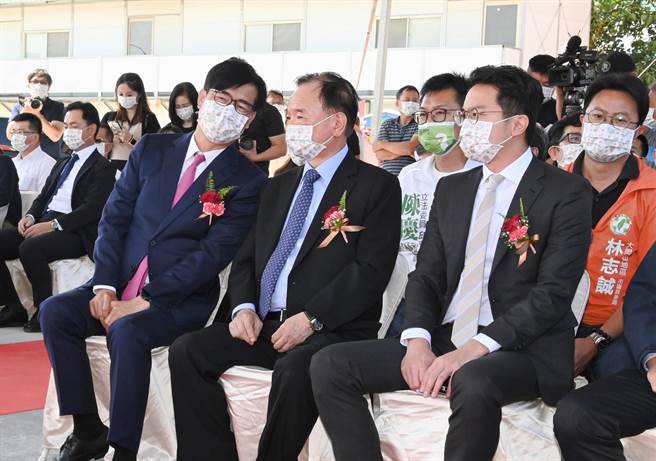 高雄市长陈其迈（前左）20日出席冈山区本洲冷链物流中心动土仪式，他与全联实业董事长林敏雄（前左二）交流。（林瑞益摄）