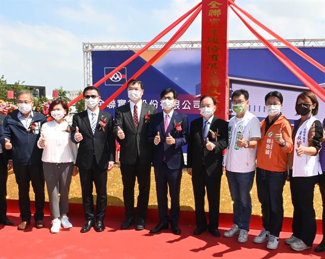 全联实业董事长林敏雄（右四）、高雄市长陈其迈（中）20出席冈山区本洲冷链物流中心动土仪式。（林瑞益摄）