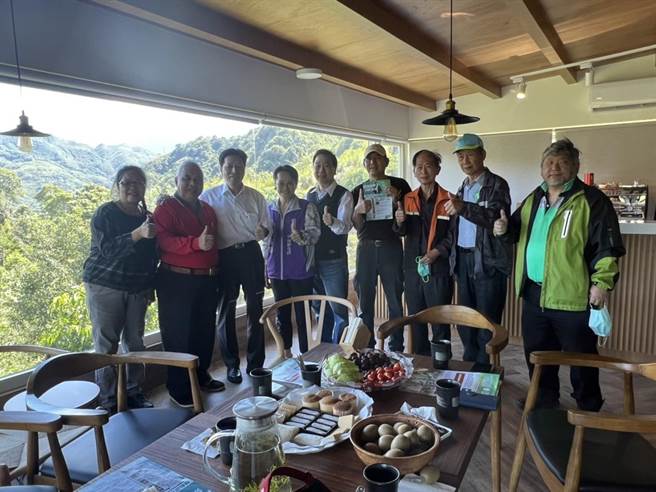 无党籍桃园市长候选人郑宝清拜访前復兴乡长林信义，关心原住民居住正义。(郑宝清竞选办公室提供／吕筱蝉桃园传真)