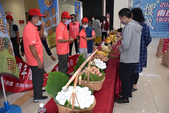南庄山水節路跑活動由苗栗縣養雞協會在終點準備了黃金蛋給跑者補充能量。（謝明俊攝）