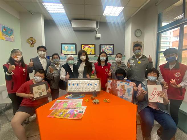 沈慧虹（中）20日参访仁爱社会福利基金会晨曦发展中心，将热情支持者赠送的2万8000个口罩，转赠给新竹市身障与长辈等照顾机构。（陈育贤摄）