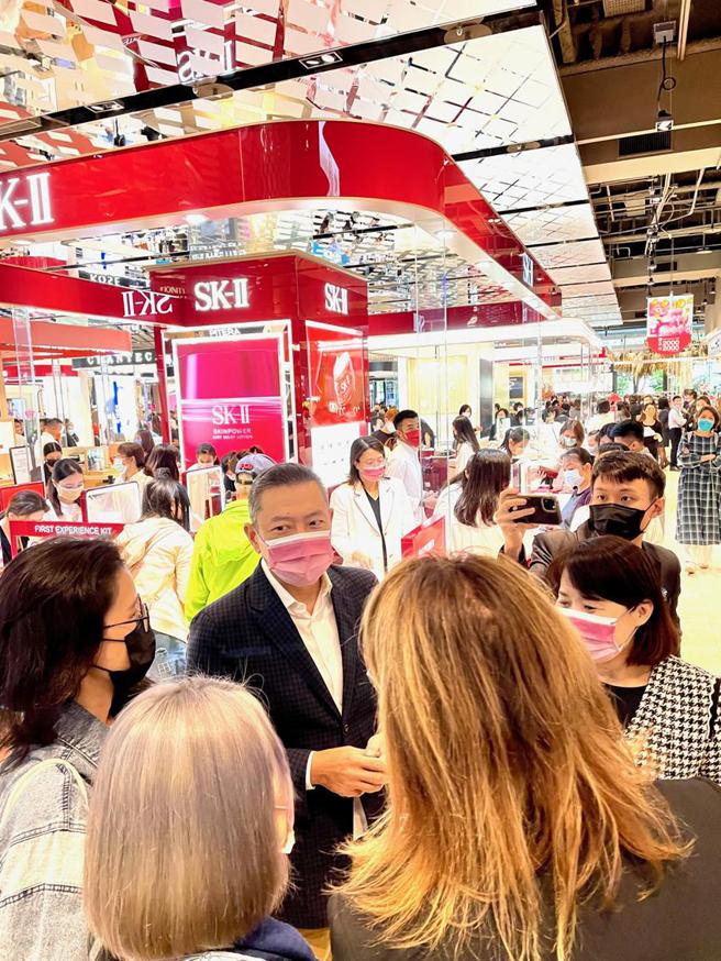 （信义商圈三大百货周庆同步开跑，人潮瞬间涌入，吴昕阳一早亦到场为厂商加油打气。图／李丽满）