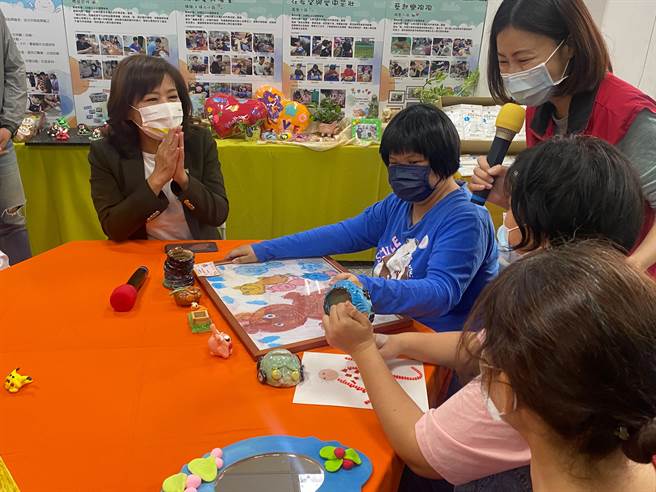 身障学员也与沈慧虹（左）分享手绘画作与陶土，现场气氛相当温馨。（陈育贤摄）