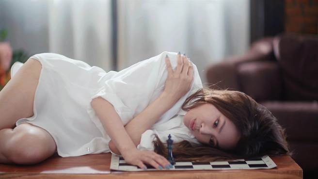 Rita拍MV过程引发腰部旧伤。（艾迪升传播提供）