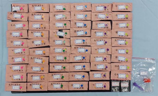 永康派出所員警深夜盤查違停車輛，在車上查獲59包新興毒品咖啡包。(警方提供／曹婷婷台南傳真)