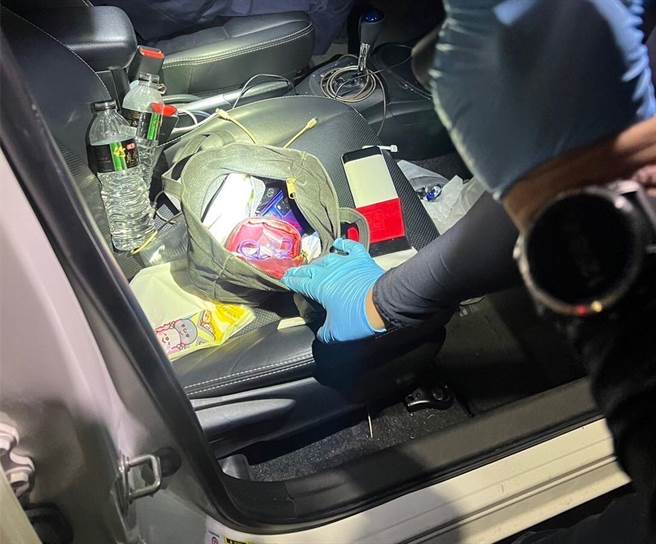 永康派出所員警深夜盤查違停車輛，在車上查獲59包新興毒品咖啡包。(警方提供／曹婷婷台南傳真)