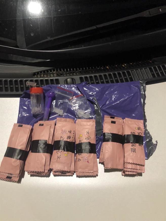 永康派出所員警深夜盤查違停車輛，在車上查獲59包新興毒品咖啡包。(警方提供／曹婷婷台南傳真)