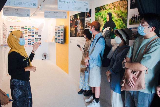 致力于移工教育的非营利组织One-Forty近日在台湾设计展展览，展出移工故事、移工学生的作业本，并邀请大家撕掉对移工的标籤，贴上祝福。（One-Forty提供／林良齐台北传真）