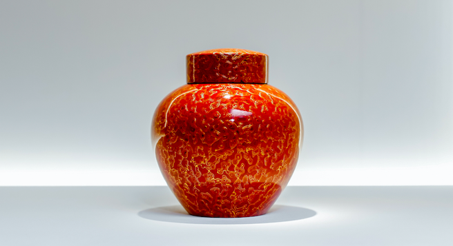 SHANG XIA上下的致韵大漆茶罐系列，红色，彰显工匠精湛技艺加持。（SHANG XIA上下提供）