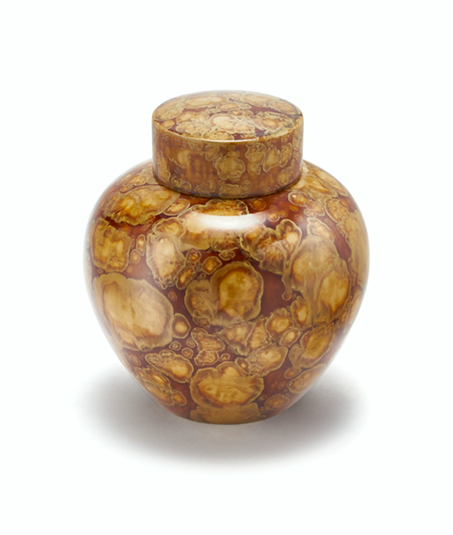 SHANG XIA上下的致韵大漆茶罐系列，褐色，漆面打磨温亮柔和。（SHANG XIA上下提供）