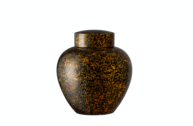 SHANG XIA上下的致韵大漆茶罐系列，深褐色，触感细腻深沈。（SHANG XIA上下提供）