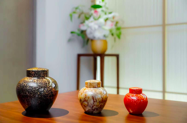 SHANG XIA上下的致韵大漆茶罐系列顶盖在重力作用下可徐徐垂落，维时5秒，颇耐赏玩。（SHANG XIA上下提供）