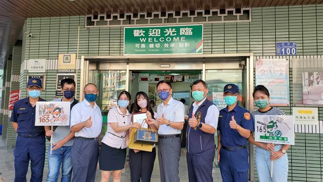台中市警察局对于诈骗有功单位赠送感谢状及礼品，向邮局经理及行员们致谢。（台中市警第三分局提供／张妍溱台中传真）